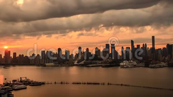 令人着迷的持续时间流逝的灰色雨云全景在傍晚橙色日落的天空中移动在纽约的天际线上视频的预览图