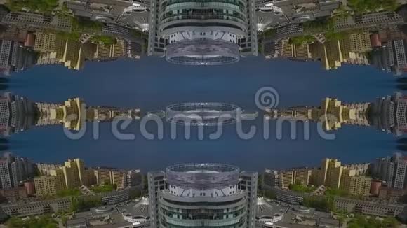 镜像城市河流背景中摩天大楼的倒影慢动作视频的预览图