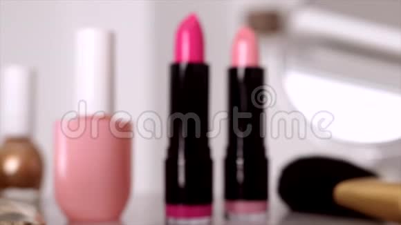 化妆用品化妆台上的化妆用品口红刷子睫毛膏指甲油用于豪华美容的粉末视频的预览图