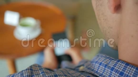 学生在咖啡馆里看智能手机上的照片高清慢运动生活方式镜头泰国视频的预览图