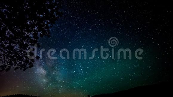 在深蓝的夜空中明亮的星星慢慢地移动着美丽的北极光时间流逝视频的预览图