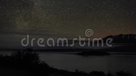 惊人的稳定时间流逝长曝光拍摄的北极光夜空与缓慢明亮的恒星流星雨海景视频的预览图