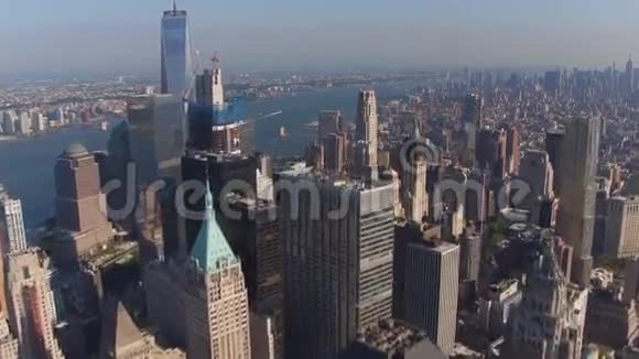 从鸟瞰纽约市著名的现代曼哈顿摩天大楼和河上的塔楼视频的预览图