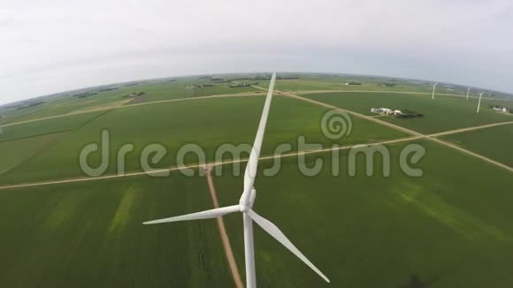奇妙的4k空中无人机替代能源生态风力发电绿色农场领域与大白风车涡轮机视频的预览图