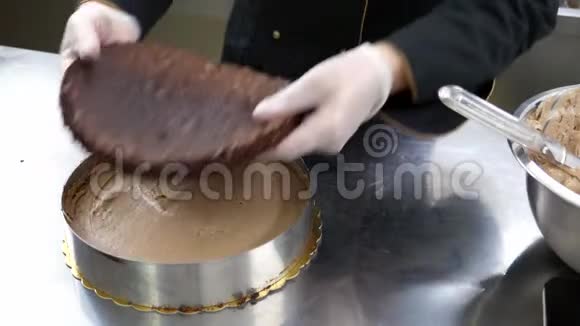 蛋糕制作过程中的糖果师视频的预览图