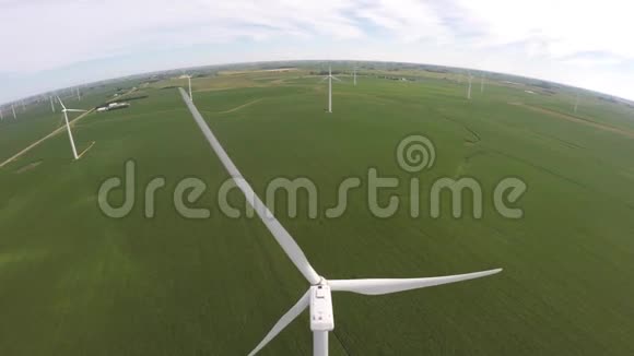 替代生态风能电力绿色农场领域大白风车涡轮优秀4k空中无人机射击视频的预览图