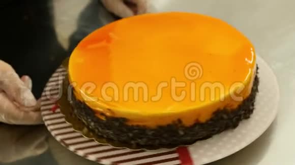旋转糖果师的录像并检查橙色蛋糕的质量视频的预览图