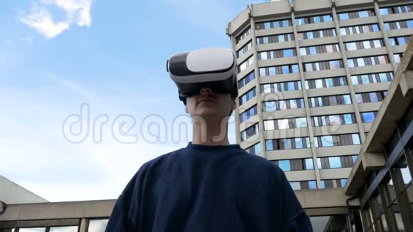 年轻人摘下VR耳机看着镜头视频的预览图