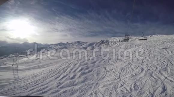 滑雪滑雪者沿着跑道通过升降椅上升视频的预览图