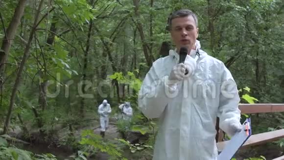 在树林里说麦克风的科学家视频的预览图