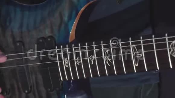 双手合奏低音吉他库存男手吉他手在低音吉他上演奏和弦音乐表演视频的预览图