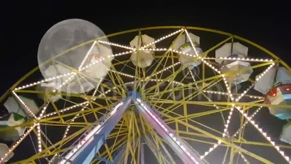 露娜公园大轮与人对满月超现实主义的观点视频的预览图
