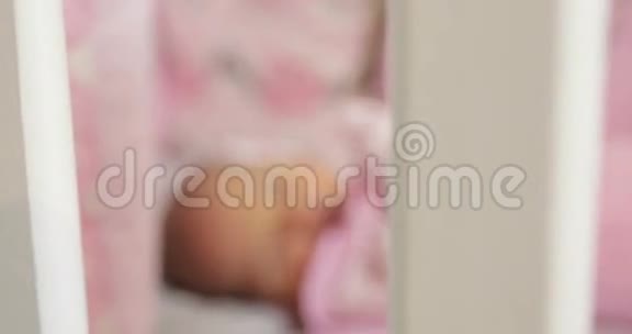 新生儿黄疸卧床打哈欠视频的预览图
