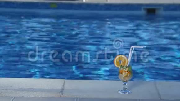 游泳池附近提供新鲜鸡尾酒酒精饮料视频的预览图