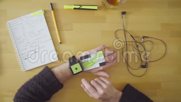 男性用智能手表刷卡视频的预览图
