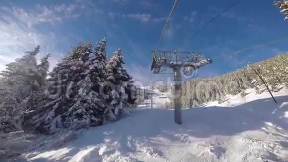 滑雪滑雪者沿着跑道通过升降椅上升视频的预览图