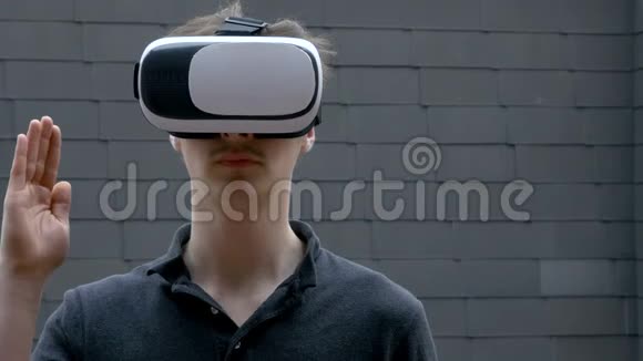 年轻人用VR耳机做手势视频的预览图