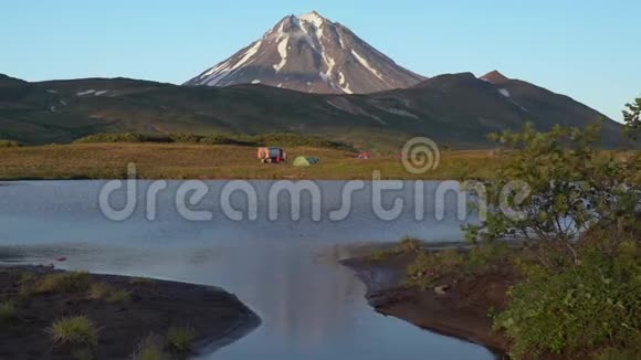 日落时的风景夜景高山湖中锥形火山的倒影视频的预览图