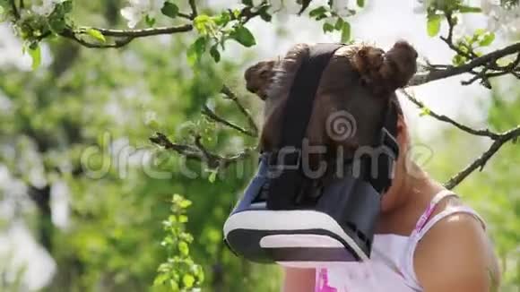 青年女孩使用VR头盔头部安装展示视频的预览图