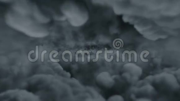 飞过雷鸣般的云层视频的预览图