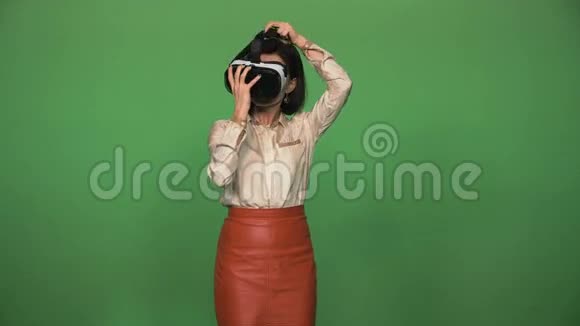 年轻的女商人用VR眼镜视频的预览图