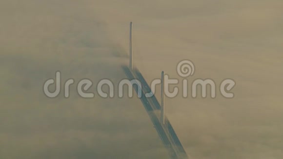 上海多雾的早晨缆车停留在桥上视频的预览图