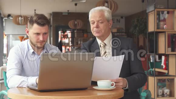 合伙人在咖啡馆开商务会议视频的预览图