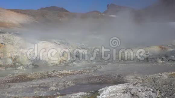 火山地貌侵蚀性天然温泉蒸汽被喷气孔包围视频的预览图