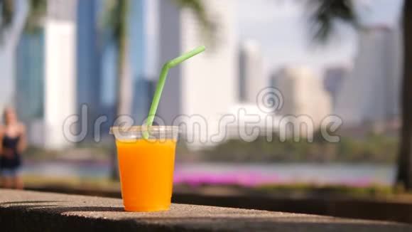 城市公园内未识别健身群的鲜橙果汁杯健康饮食生活方式理念4K慢视频的预览图