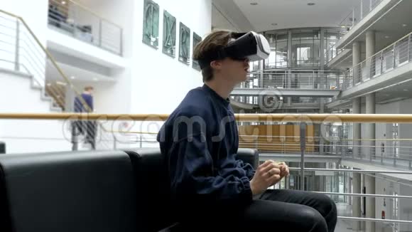 穿着VR耳机的年轻人视频的预览图