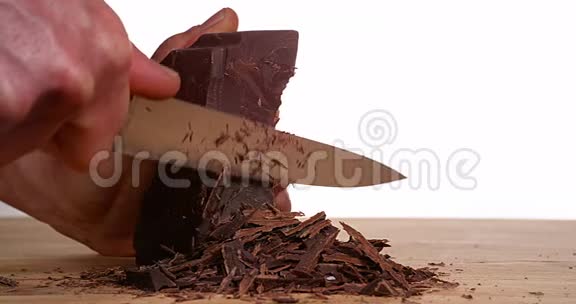 男人用刀切黑巧克力视频的预览图
