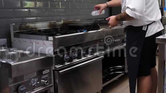 专业厨师在餐厅厨房炸鸭胸肉视频的预览图