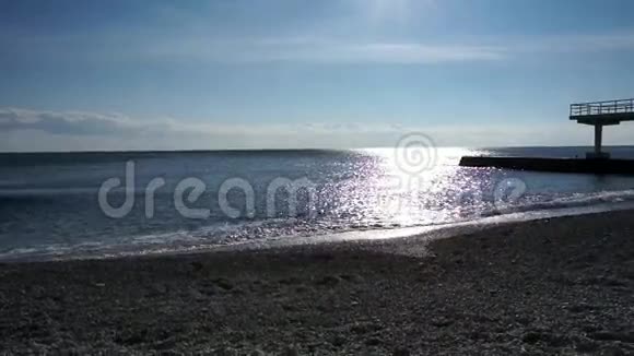 冬天在黑海冲浪视频的预览图