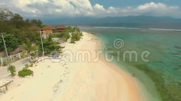 从无人驾驶飞机鸟瞰GiliMeno海滩背景是Lombok山视频的预览图