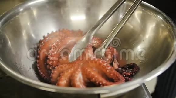 在平底锅里煮好的章鱼视频的预览图