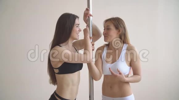 两个美女在跳钢管舞视频的预览图