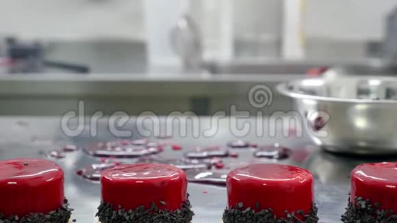 四个新鲜的单份蛋糕躺在桌子上镜头被放大了视频的预览图