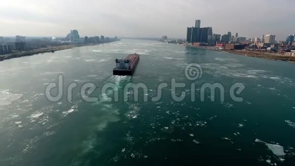 令人惊叹的4k航空全景照片巨大的集装箱货运货船航行在冰河现代城市海景视频的预览图