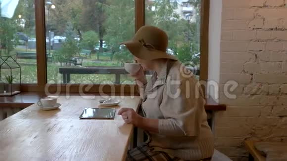 年长的女人挥手视频的预览图