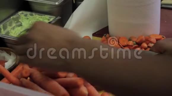 厨师在切割板上准备胡萝卜视频的预览图