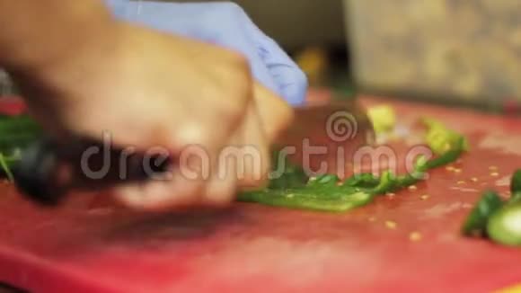 厨师把青椒切在砧板上视频的预览图