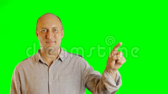 广告模板用手指手势成人男性用alpha通道绿色屏幕成年白种人秃头视频的预览图