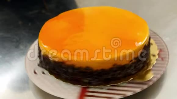 一个蛋糕旋转在一个旋转的蛋糕架上一个糖果师视频的预览图