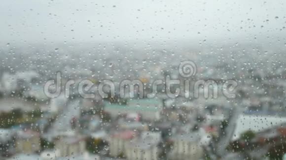 雨滴顺着一扇横斜的玻璃窗流下来视频的预览图