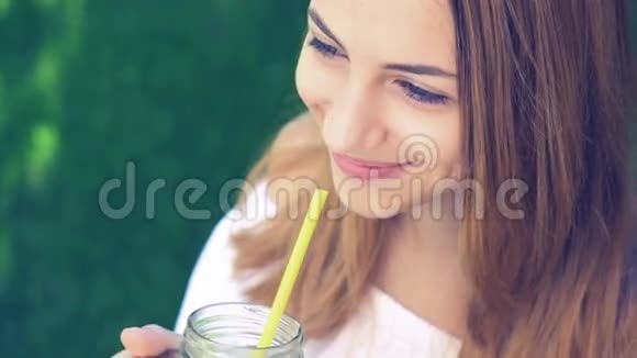 女孩喝冰茶和桃子视频的预览图