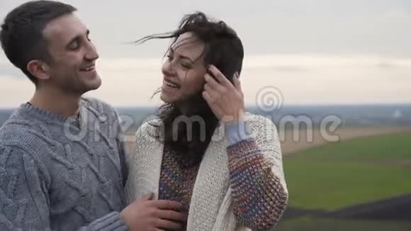 浪漫的一对夫妇在无人陪伴的环境中亲吻站在岩石的顶端视频的预览图