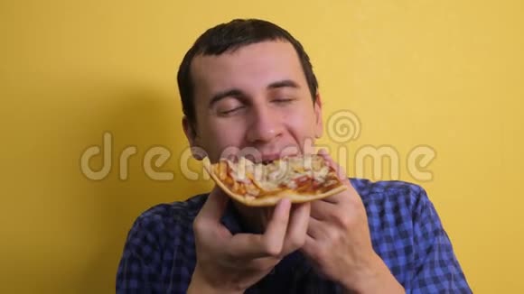 匹萨快乐的男人吃一片披萨的概念男性饥饿吃一片比萨饼慢生活方式视频视频的预览图