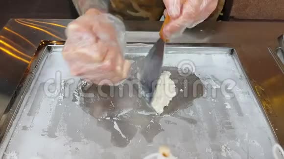 在街上烹饪泰国冰淇淋视频的预览图