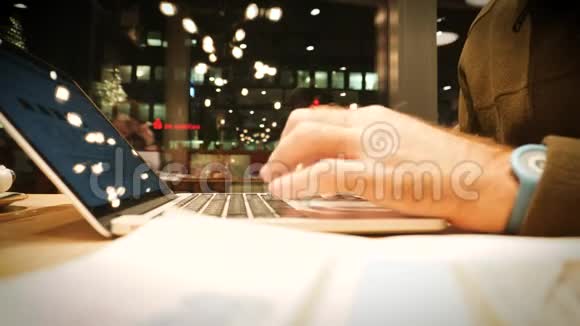 德国卡菲的人工作笔记本电脑视频的预览图
