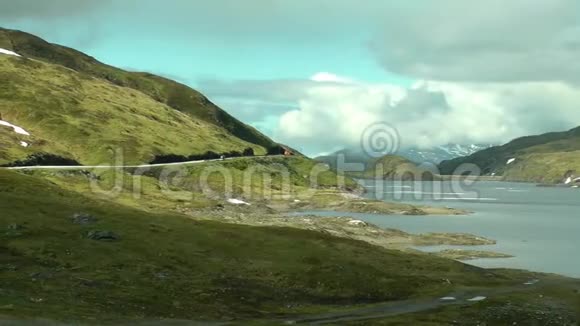 挪威美丽的湖泊和公路景观视频的预览图